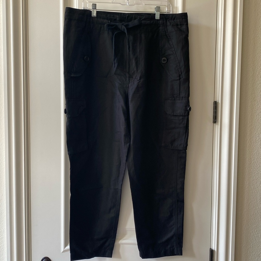 Women’s Vince black pants size Large 36% linen with cargo pockets Capri length